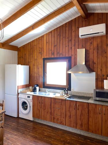 塔里法WAVEShouseTARIFA的厨房配有白色冰箱和水槽