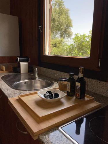 塔里法WAVEShouseTARIFA的厨房柜台设有水槽和一碗食物