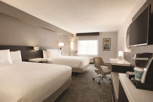华盛顿华盛顿特区市中心希尔顿花园旅馆的酒店客房配有两张床和一张书桌