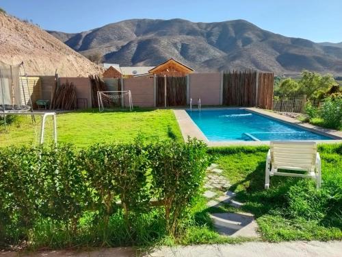 维库尼亚Refugio Guimanta的一座位于山丘庭院内的游泳池