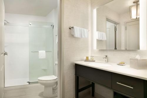 阿林顿霍姆伍德希尔顿阿灵顿罗斯林基桥套房酒店的一间带水槽、卫生间和镜子的浴室