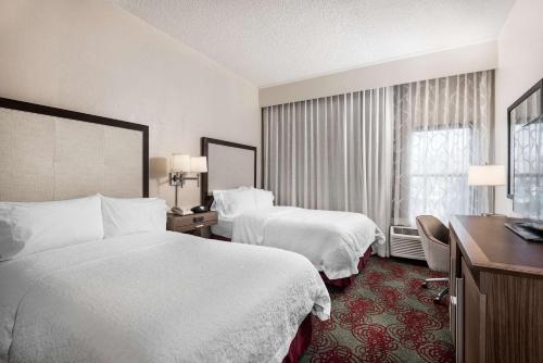 DeBary狄伯瑞-德尔托纳汉普顿酒店的酒店客房配有两张床和一张书桌