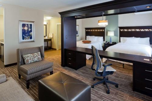 奥罗拉丹佛机场汉普顿套房酒店/盖特韦帕克的酒店客房设有一间带书桌和床的卧室