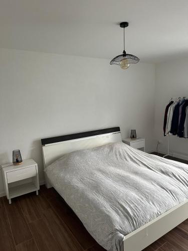 LignièresLuxu’rooms的白色卧室配有床和灯