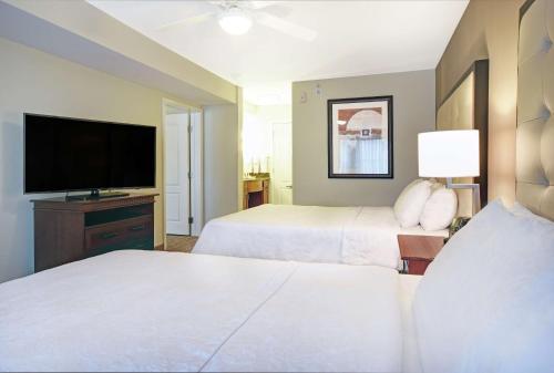 奥罗拉丹佛国际机场希尔顿酒店的酒店客房设有两张床和一台平面电视。