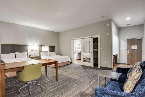 尤利斯达拉斯福特沃斯机场南汉普顿酒店 的配有一张床和一张书桌的酒店客房