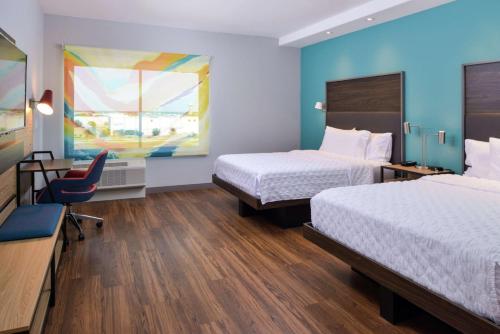 CoppellTru By Hilton Coppell DFW Airport North的酒店客房配有两张床和一张书桌