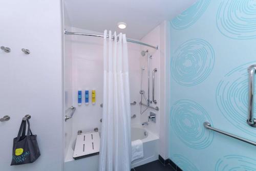 CoppellTru By Hilton Coppell DFW Airport North的带淋浴和浴帘的浴室