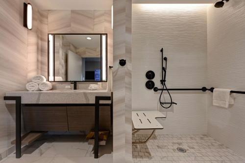 本殖民地Homewood Suites by Hilton Dallas The Colony的一间带水槽和镜子的浴室