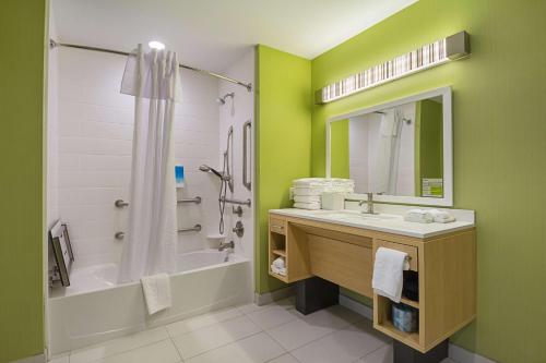 大草原城达拉斯大草原城希尔顿欣庭套房酒店的带浴缸、水槽和淋浴的浴室