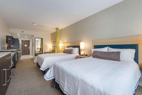 大草原城达拉斯大草原城希尔顿欣庭套房酒店的酒店客房带两张床和厨房
