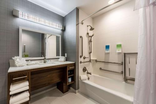 罗阿诺克Home2 Suites By Hilton Fort Worth Northlake的一间带水槽、浴缸和镜子的浴室
