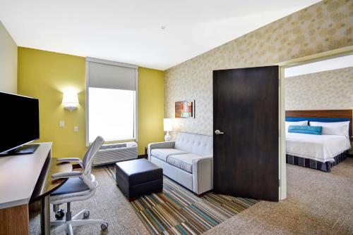 沃思堡Home2 Suites By Hilton Fort Worth Southwest Cityview的配有一张床和一张书桌的酒店客房