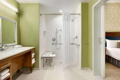 德斯坦德斯坦希尔顿欣庭套房酒店 的带淋浴和盥洗盆的浴室
