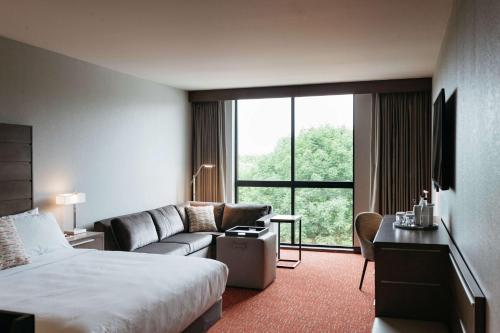 Urbandale厄本代尔司丽普酒店的酒店客房,配有床和沙发