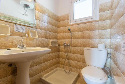 Porto OziasDolphin Villa 1的一间带卫生间、水槽和窗户的浴室