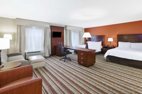 索斯盖特底特律/索斯盖特汉普顿酒店的酒店客房设有一张大床和一张书桌。