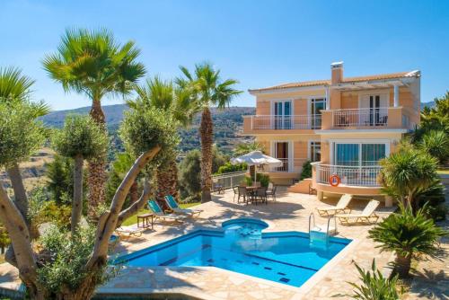 圣特里亚斯Villa Astro的一座别墅,设有游泳池和棕榈树