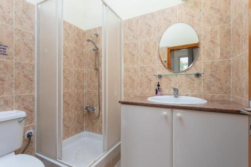 佩亚Villa Solon的带淋浴和盥洗盆的浴室
