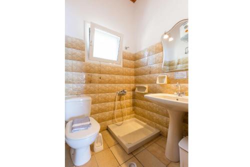 Porto OziasDolphin Villa 3的一间带卫生间和水槽的浴室