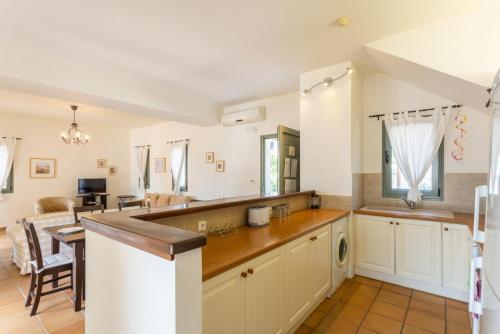 特拉佩扎奇Villa Katerina的厨房配有白色橱柜和台面