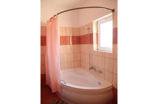 维勒克哈德哈Villa Dimitris的带浴缸、水槽和窗户的浴室