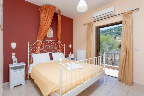 斯沃伦塔Villa Eufrosini的一间卧室设有一张床和一个阳台