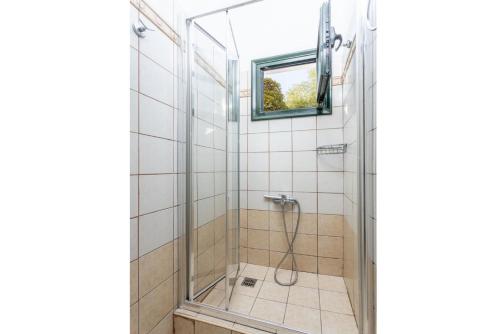 Dalietátika萨纳西斯别墅的浴室里设有玻璃门淋浴