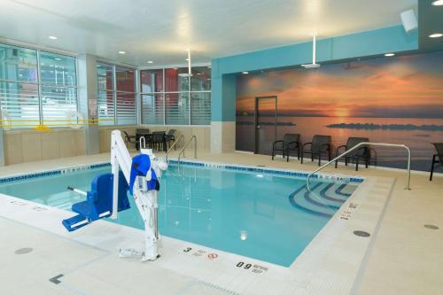 伊利Hampton Inn & Suites Erie Bayfront的游泳池,位于带游泳池的建筑内