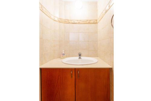 Kato YialiaVilla Olivetta的一间带水槽和镜子的浴室