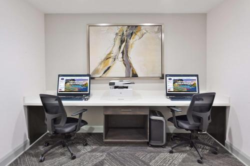 尤福拉佑福拉阿尔汉普顿酒店的办公室,桌子上配有两台电脑,还有两把椅子