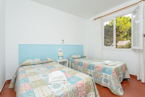 蓬塔普里马Villa Trepuco Dos的一间卧室设有两张床和窗户。