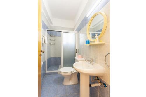 波利斯Villa Halima Stefanos的一间带水槽、卫生间和镜子的浴室