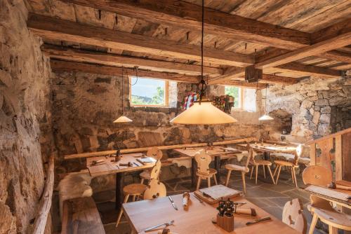 菲耶Huberhof的一间设有木桌和椅子的餐厅