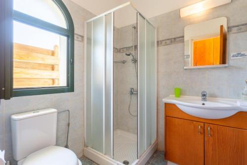 MavroliVilla Charianna的带淋浴、卫生间和盥洗盆的浴室