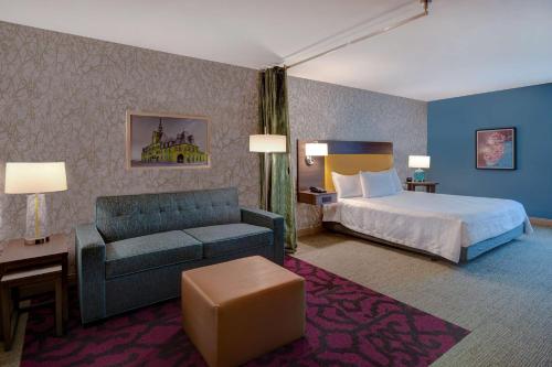 东汉诺威Home2 Suites East Hanover, NJ的酒店客房,配有床和沙发