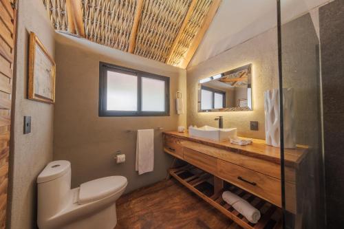 阿吉吉克Nimue Marina Residence的一间带卫生间、水槽和镜子的浴室