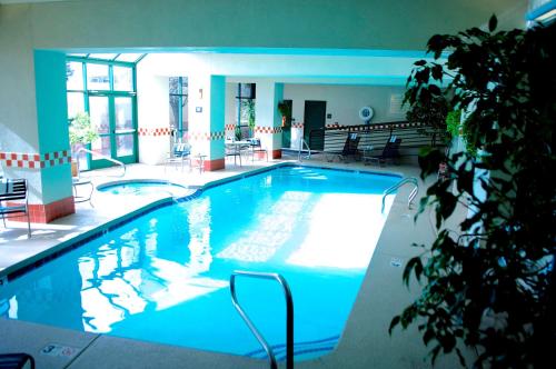 弗拉格斯塔夫Hampton Inn & Suites Flagstaff - West的大型建筑中的大型游泳池