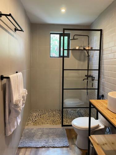 努尔德Spacious modern apartment的带淋浴和卫生间的浴室