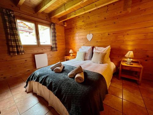 克松吕-隆日梅Chalet Baudelaire, 4* beau et authentique的小木屋内一间卧室,配有一张床