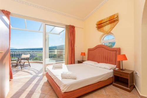 圣特里亚斯Villa Asimenia的一间卧室设有一张床和一个阳台