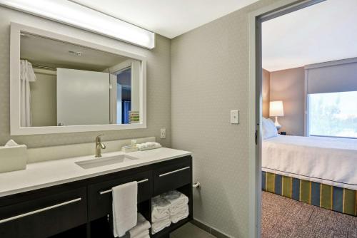 米拉玛米拉玛劳德代尔堡希尔顿欣庭套房酒店的一间带水槽、床和镜子的浴室