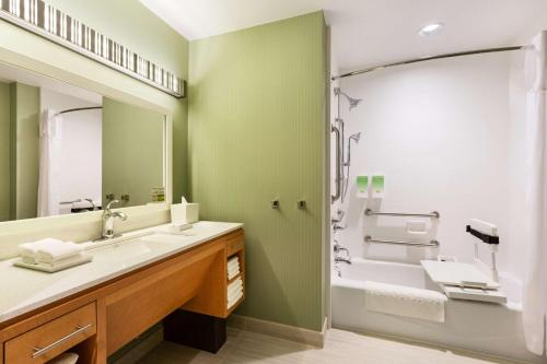苏福尔斯苏福尔斯桑福德医疗中心希尔顿欣庭套房酒店的一间带大水槽和淋浴的浴室