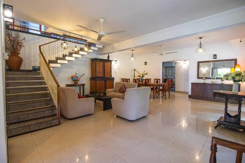 RatmalanaSpacious 4BR 4BA Family Villa wt Balcony & Lavish Garden的一间带楼梯的客厅和一间用餐室
