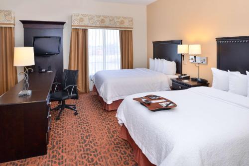 佩科斯佩科斯汉普顿酒店的酒店客房配有两张床和一张书桌