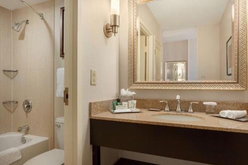 韦恩堡韦恩堡大韦恩希尔顿会议中心酒店的一间带水槽、卫生间和镜子的浴室