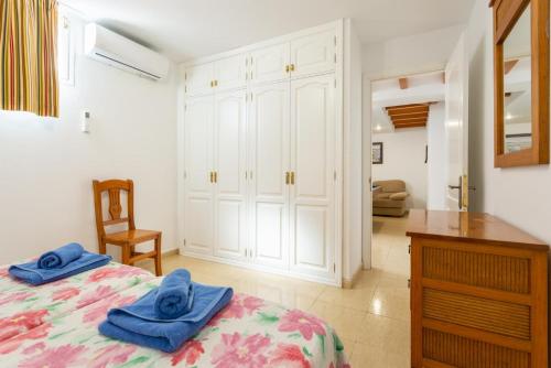 马赫Villa Tania的一间卧室配有一张带蓝色毛巾的床