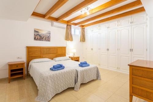 马赫Villa Tania的一间卧室配有一张带蓝色毛巾的床
