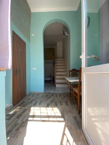 博尔若米Eli’s home的一间设有蓝色墙壁和木地板的走廊客房
