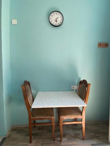 博尔若米Eli’s home的一张桌子,两把椅子和墙上的时钟